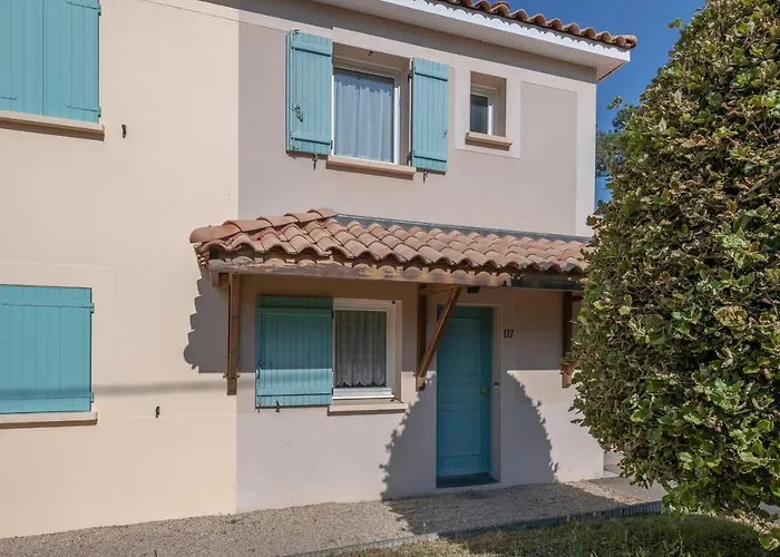 בית נופש Maison A 500m De La Pour 4 *